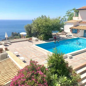 https://terra-rossa-residence.taorminaitalyhotels.com
